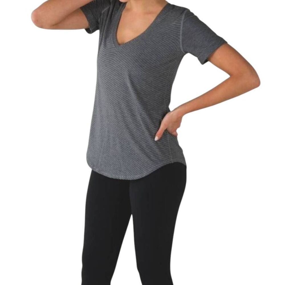 LULULEMON ATHLETICA Love Tee II Size 6